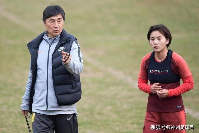 福登职业生涯首度领红牌 曼市德比激烈交锋